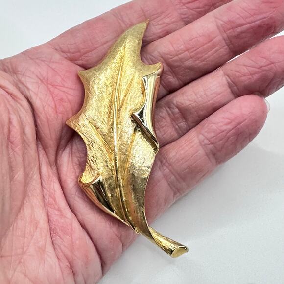 Vintage Hattie Carnegie Brooch Gold Tone Leave Abstract Signed - Picture 11 of 11